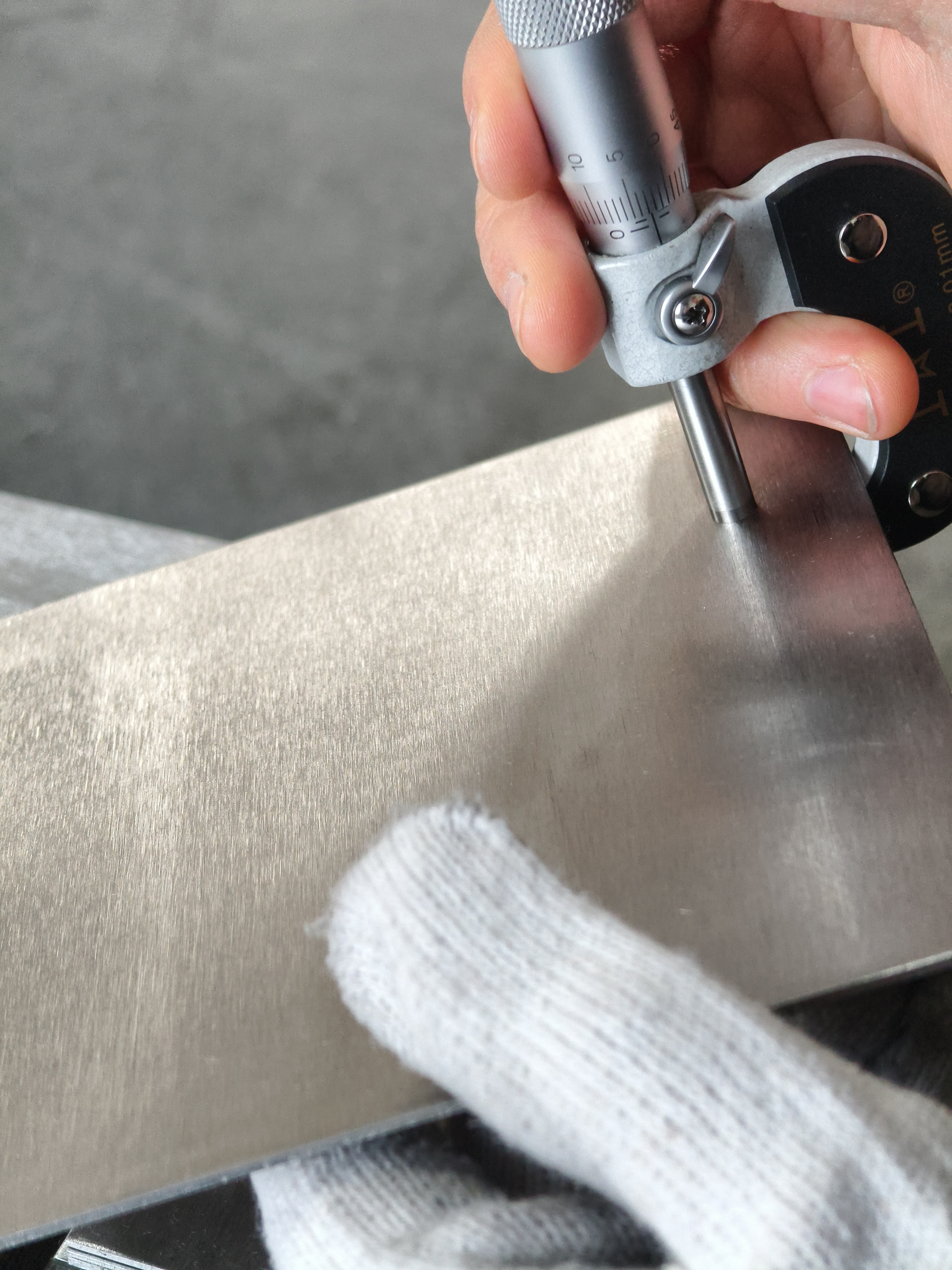 Thickness and surface inspection of alloy material at Jiangsu Xinhua Alloy manufacturing base